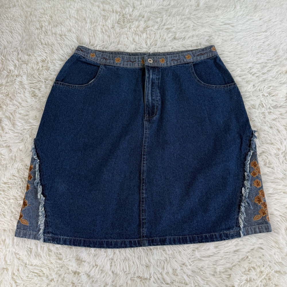 Vintage J.L. NY Floral Embroidered Denim Skirt Blue‎ Medium Wash Raw Hem Mini